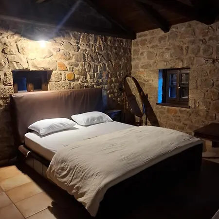 Panos Stone House * Lílaia
